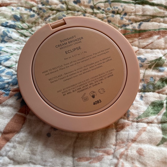 ILIA Sunshift Bronzer - Picture 2 of 4